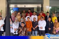 Caption: Civitas Akademika Universitas Trunojoyo Madura kibarkan bendera hitam, (dok. regamedianews). 