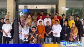Caption: Civitas Akademika Universitas Trunojoyo Madura kibarkan bendera hitam, (dok. regamedianews). 