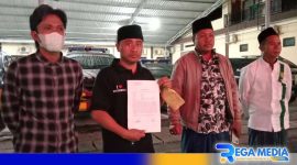 Caption: korban dugaan pengancaman tunjukan tanda bukti laporan pengaduan, didampingi sejumlah saksi di Mapolres Sampang, (dok. regamedianews). 