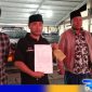 Caption: korban dugaan pengancaman tunjukan tanda bukti laporan pengaduan, didampingi sejumlah saksi di Mapolres Sampang, (dok. regamedianews). 