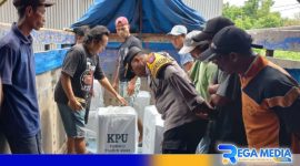 Caption: Kabag Ops Polres Pamekasan cek logistik Pemilu 2024, (dok. regamedianews). 