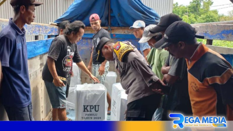 Caption: Kabag Ops Polres Pamekasan cek logistik Pemilu 2024, (dok. regamedianews). 