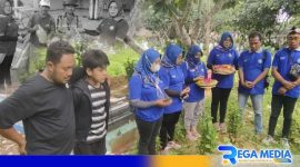 Caption: IWO Pamekasan saat berziarah ke makam wartawan dan memberikan bantuan kepada masyarakat, (dok. regamedianews). 