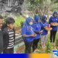 Caption: IWO Pamekasan saat berziarah ke makam wartawan dan memberikan bantuan kepada masyarakat, (dok. regamedianews). 