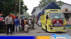 Caption: tampak truk pengangkut logistik Pemilu 2024 di Pamekasan mulai diberangkatkan, (dok. regamedianews). 