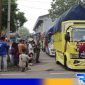 Caption: tampak truk pengangkut logistik Pemilu 2024 di Pamekasan mulai diberangkatkan, (dok. regamedianews). 