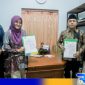 Caption pose usai penandatanganan kerjasama KPU Pamekasan dengan BPJS Ketenagakerjaan, (dok. regamedianews). 