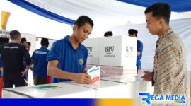 Caption: salah satu napi Rutan Sampang tampak memasukkan surat suaranya, (dok. regamedianews). 