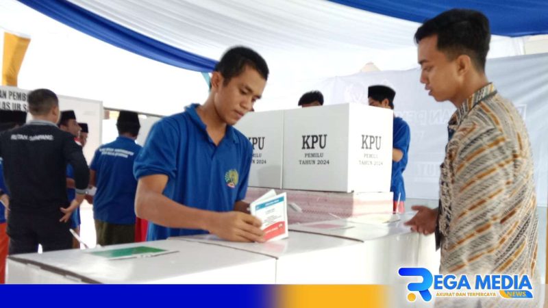 Caption: salah satu napi Rutan Sampang tampak memasukkan surat suaranya, (dok. regamedianews). 