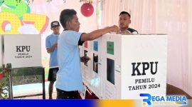 Caption: warga binaan Lapas Narkotika Pamekasan tengah memasukkan hasil hak suaranya ke kotak suara Pemilu 2024, (dok. regamedianews). 