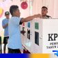 Caption: warga binaan Lapas Narkotika Pamekasan tengah memasukkan hasil hak suaranya ke kotak suara Pemilu 2024, (dok. regamedianews). 