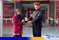 Caption: Tri Ainur Kumala mahasiswi UMM pose bersama Kalapas Narkotika Kelas IIA Pamekasan, (dok. regamedianews). 