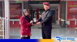 Caption: Tri Ainur Kumala mahasiswi UMM pose bersama Kalapas Narkotika Kelas IIA Pamekasan, (dok. regamedianews). 