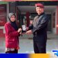 Caption: Tri Ainur Kumala mahasiswi UMM pose bersama Kalapas Narkotika Kelas IIA Pamekasan, (dok. regamedianews). 