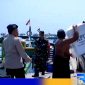 Caption: personel Polairud dan TNI pengamanan pergeseran logistik Pemilu di Pulau Mandangin Sampang, (dok. regamedianews). 