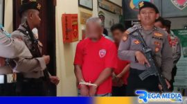 Caption: oknum kepsek tersangka pencabulan guru, saat dikawal ketat petugas Polres Sampang, (dok. regamedianews). 