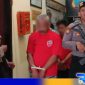 Caption: oknum kepsek tersangka pencabulan guru, saat dikawal ketat petugas Polres Sampang, (dok. regamedianews). 