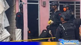 Caption: tim penjinak bom Gegana Polda Jatim saat melakukan olah TKP, (dok. regamedianews). 