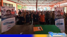Caption: Kepala BPJS Madura pose bersama pihak kantor Pos Bangkalan dan peserta pekerja BPU, (dok. BPJamsostek). 