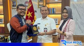 Caption: Ketum dan Sekjen IWO Pusat pose bersama Direktur Pascasarjana Universitas Pertahanan RI, (dok. regamedianews). 