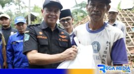 Caption: PJ Bupati Pamekasan Masrukin berikan bantuan kepada korban bencana angin kencang, (dok. regamedianews). 