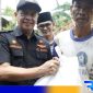 Caption: PJ Bupati Pamekasan Masrukin berikan bantuan kepada korban bencana angin kencang, (dok. regamedianews). 