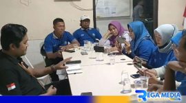 Caption: Ketua Bawaslu Pamekasan saat menemui sejumlah awak media dari IWO, (dok. regamedianews). 