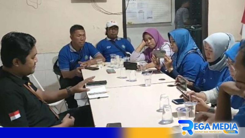 Caption: Ketua Bawaslu Pamekasan saat menemui sejumlah awak media dari IWO, (dok. regamedianews). 