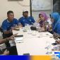 Caption: Ketua Bawaslu Pamekasan saat menemui sejumlah awak media dari IWO, (dok. regamedianews). 
