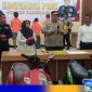 Caption: Kapolres Pamekasan ungkap kasus pasutri pelaku curanmor, (dok. regamedianews). 