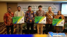 Caption: penyerahan kartu BPJS Ketenagakerjaan kepada pekerja rentan secara simbolis oleh SEVP Korporasi, Sindikasi, dan Kelembagaan Bank Jatim Koerniawan Prijambodo didampingi Kepala Kantor Wilayah Jawa Timur BPJS Ketenagakerjaan Hadi Purnomo.