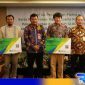 Caption: penyerahan kartu BPJS Ketenagakerjaan kepada pekerja rentan secara simbolis oleh SEVP Korporasi, Sindikasi, dan Kelembagaan Bank Jatim Koerniawan Prijambodo didampingi Kepala Kantor Wilayah Jawa Timur BPJS Ketenagakerjaan Hadi Purnomo.
