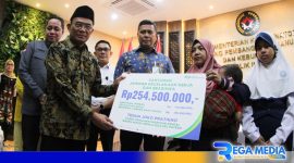 Caption: penyerahan santunan kepada keluarga petugas Pemilu secara simbolis, di Kantor Kemenko PMK, Jakarta. 