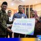 Caption: penyerahan santunan kepada keluarga petugas Pemilu secara simbolis, di Kantor Kemenko PMK, Jakarta. 