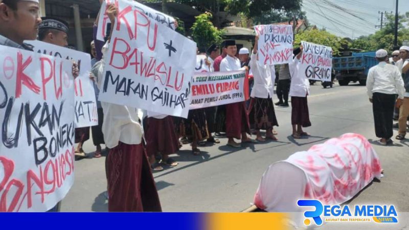 Caption: sejumlah santri tampak memadati depan kantor KPUD Sampang, (dok. regamedianews). 