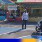 Caption: pemohon SIM saat mencoba belajar di lintasan uji materi berkendara, di Mako Satlantas Polres Sampang, (dok. regamedianews). 