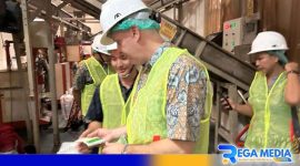 Caption: Dubes Kanada H.E Jess Dutton tinjau dan cek kualitas garam produksi PT Sumatraco Langgeng Makmur, (dok. regamedianews). 