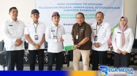 Caption: Sekda Bangkalan pose bersama Kepala BPJS Ketenagakerjaan Madura, (dok. regamedianews). 