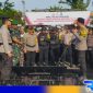 Caption: Kabag Ops Polres Sampang saat memberikan arahan kepada petugas pengamanan pleno rekapilutasi hasil suara Pemilu 2024, (dok. regamedianews). 