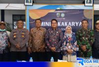 Caption: Kepala UPTD Puskesmas Omben (drg. Yuanita Purnamawati) pose bersama Forkopimcam Omben saat kegiatan minilokakarya lintas sektor, (dok. regamedianews). 
