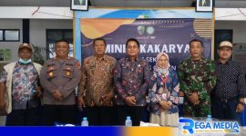 Caption: Kepala UPTD Puskesmas Omben (drg. Yuanita Purnamawati) pose bersama Forkopimcam Omben saat kegiatan minilokakarya lintas sektor, (dok. regamedianews). 