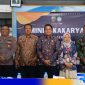 Caption: Kepala UPTD Puskesmas Omben (drg. Yuanita Purnamawati) pose bersama Forkopimcam Omben saat kegiatan minilokakarya lintas sektor, (dok. regamedianews). 