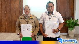 Caption: Kepala BPJS Ketenagakerjaan Madura pose bersama Kadinkes Bangkalan usai penandatanganan kerjasama, (dok. regamedianews). 