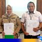 Caption: Kepala BPJS Ketenagakerjaan Madura pose bersama Kadinkes Bangkalan usai penandatanganan kerjasama, (dok. regamedianews). 