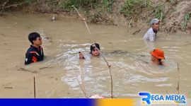 Caption: upaya pencarian terhadap bocah yang hilang di sungai Desa Tanjung terus dilakukan, (dok. regamedianews). 