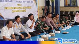 Caption: Camat Omben saat memberikan saran dalam kegiatan forum konsultasi publik tentang penataan kemacetan di Pasar Omben, (dok. regamedianews). 