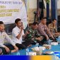 Caption: Camat Omben saat memberikan saran dalam kegiatan forum konsultasi publik tentang penataan kemacetan di Pasar Omben, (dok. regamedianews). 