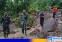 Caption: Dandim Gorut tampak bersama sejumlah anggotanya turun ke lokasi longsor, (dok. regamedianews). 