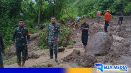 Caption: Dandim Gorut tampak bersama sejumlah anggotanya turun ke lokasi longsor, (dok. regamedianews). 