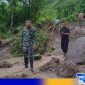 Caption: Dandim Gorut tampak bersama sejumlah anggotanya turun ke lokasi longsor, (dok. regamedianews). 